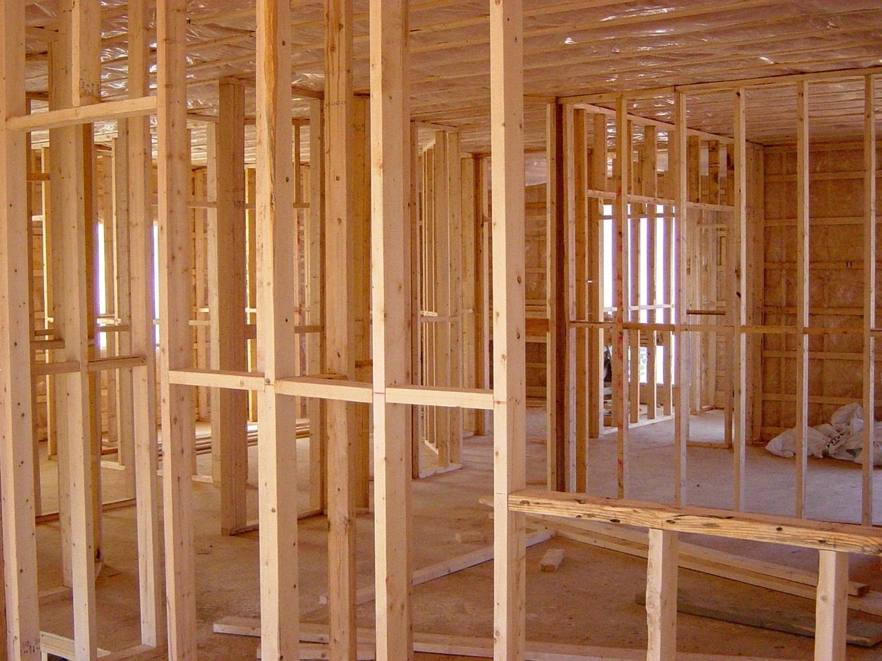 Symbolbild: Eine Etage in Holzständerbauweise im Rohbau